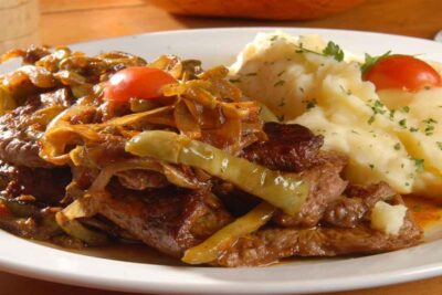 bifes de hígado con puré de papas