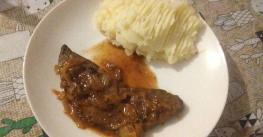 bifes de hígado con puré de papas