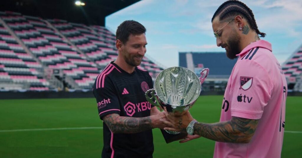 maluma y messi en video de trofeo