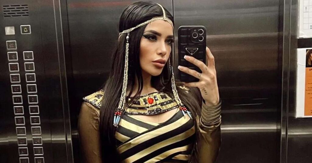 dania mendez haciendo selfie
