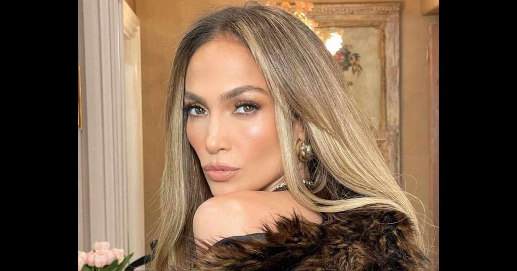 Jennifer López se le salió la faja durante sesión de fotos 