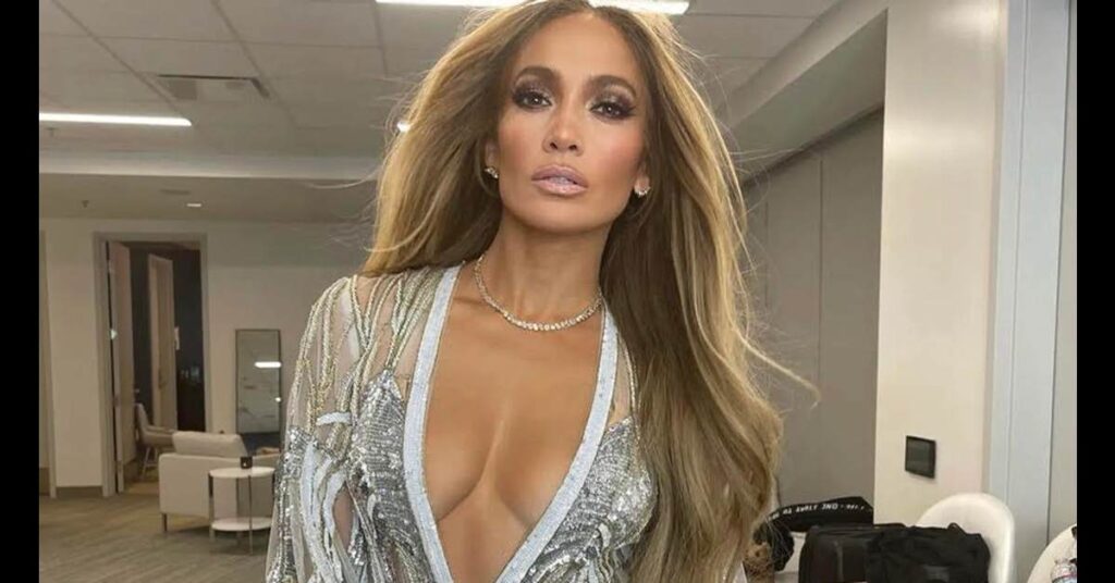 Jennifer López se le salió la faja durante sesión de fotos 