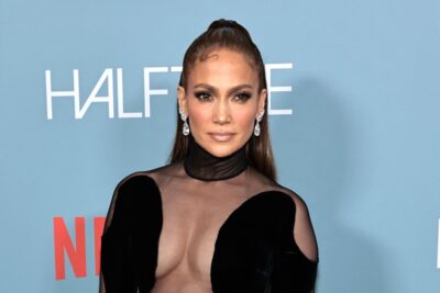 Jennifer López se le salió la faja durante sesión de fotos