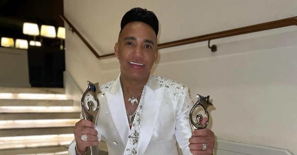 Elvis Martínez, Bachatero Frank Reyes