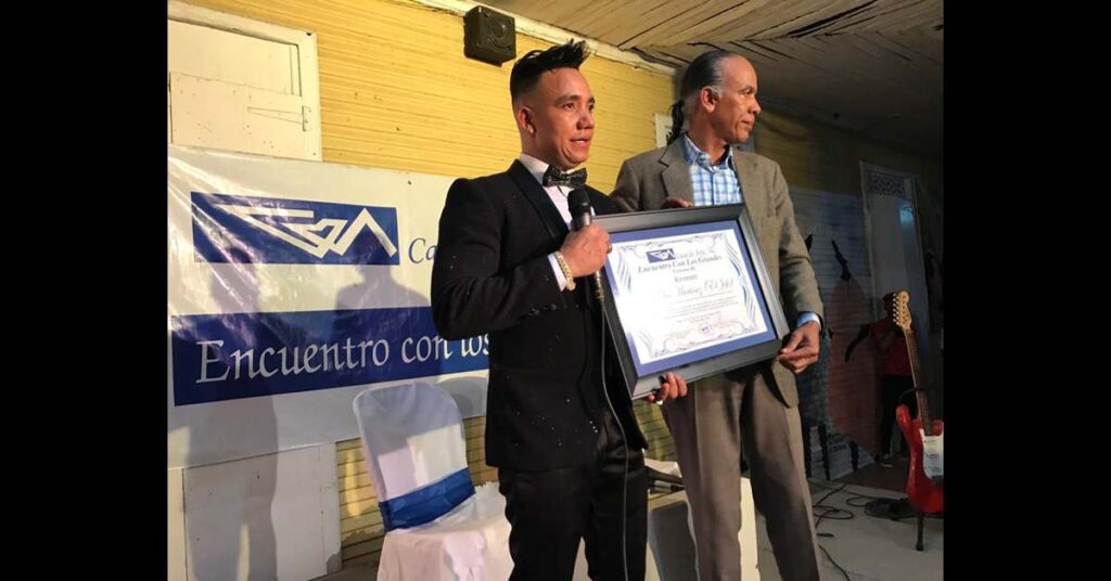 Elvis Martínez, conocido también como Elvis Santos, Bachatero Frank Reyes