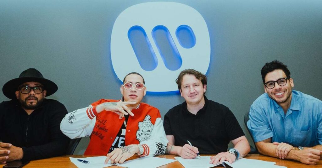 potencia lirical firmando en warner