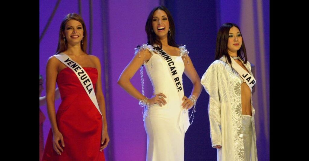 coronación de Amelia Vega en Miss Universo 2003