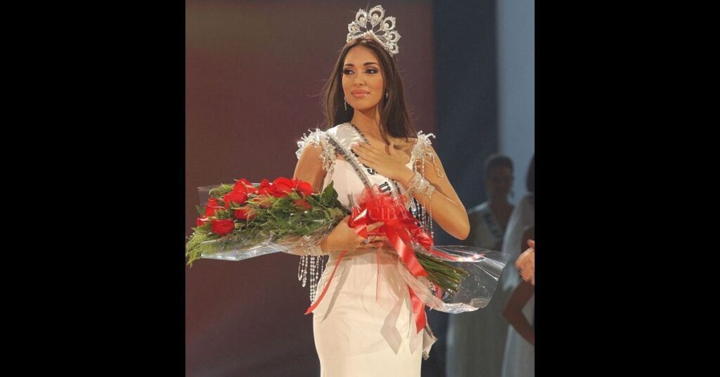 coronación de Amelia Vega en Miss Universo 2003