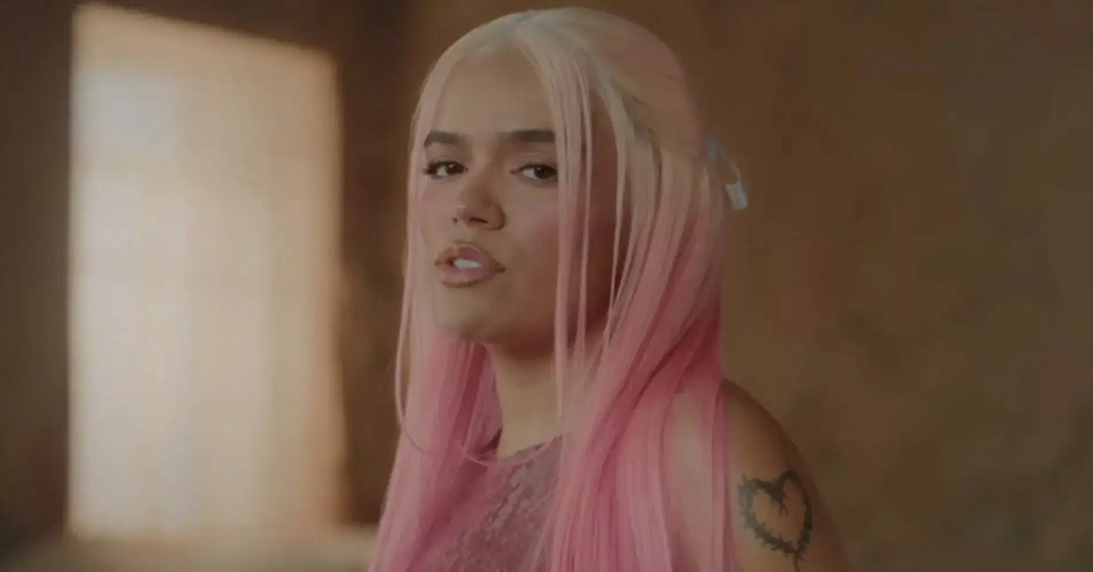 Karol G canta Vivo por ella