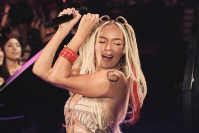 Karol G canta Vivo por ella